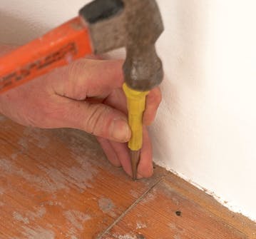 Naulojen upottaminen lattiaan puulattian hionta